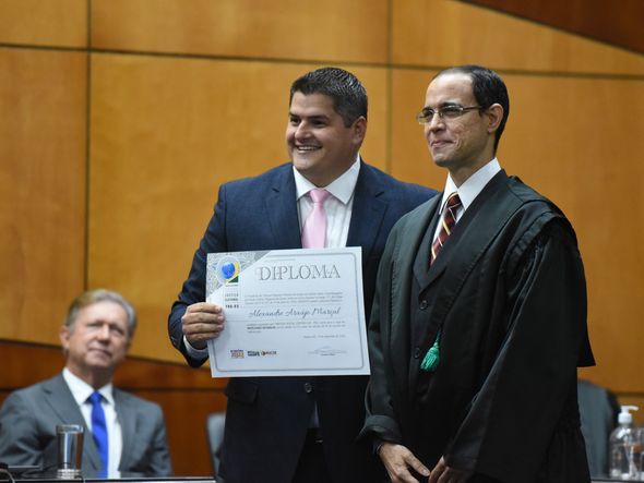 Alexandre Araujo Marçal, o Xambinho, recebe do TRE-ES o diploma de deputado estadual  por Carlos Alberto Silva