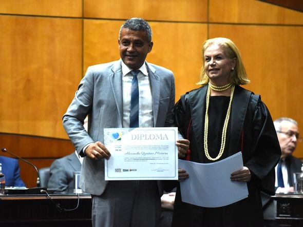 Alexandre Quintino Moreira recebe do TRE-ES o diploma de suplente de deputado estadual  por Carlos Alberto Silva