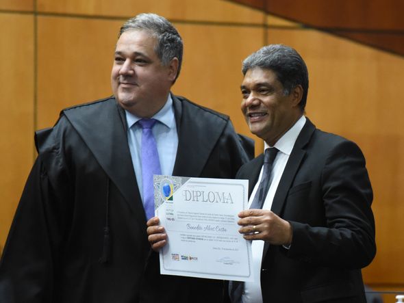 Benedito Alves Costa, o Bispo Alves, recebe do TRE-ES o diploma de deputado estadual  por Carlos Alberto Silva