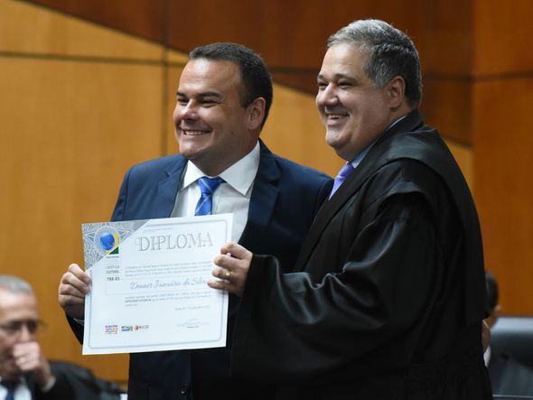 Denner Januário da Silva, o Deninho, recebe do TRE-ES o diploma de deputado estadual  por Carlos Alberto Silva
