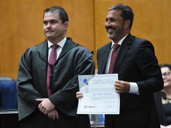 Tyago  Ribeiro Hoffman recebe do TRE-ES o diploma de deputado estadual por Carlos Alberto Silva