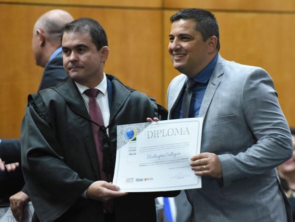 Wellington Callegari  recebe do TRE-ES o diploma de deputado estadual por Carlos Alberto Silva