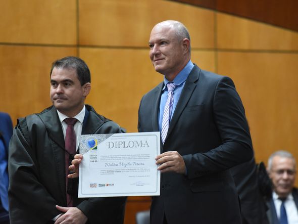 Welinton Virgilio Pereira, o Coronel Welinton, recebe do TRE-ES o diploma de deputado estadual por Carlos Alberto Silva
