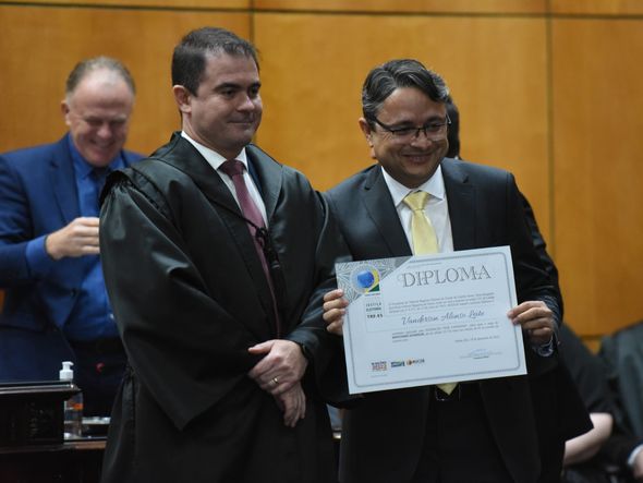 Vandesron Alonso Leite, o Vandinho Leitte, recebe do TRE-ES o diploma de deputado estadual por Carlos Alberto Silva
