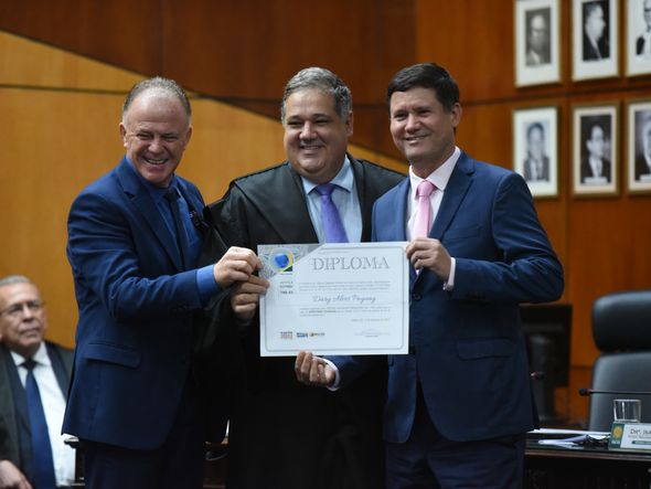 Dary Alves Pagung recebe do TRE-ES o diploma de deputado estadual por Carlos Alberto Silva