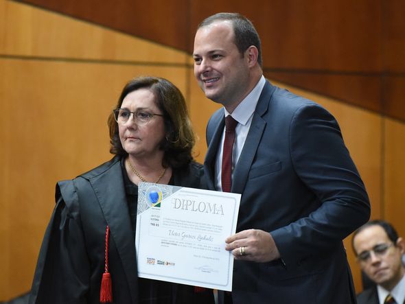 Dr Victor LInhalis é diplomado deputado federal pelo TRE-ES por Carlos Alberto Silva