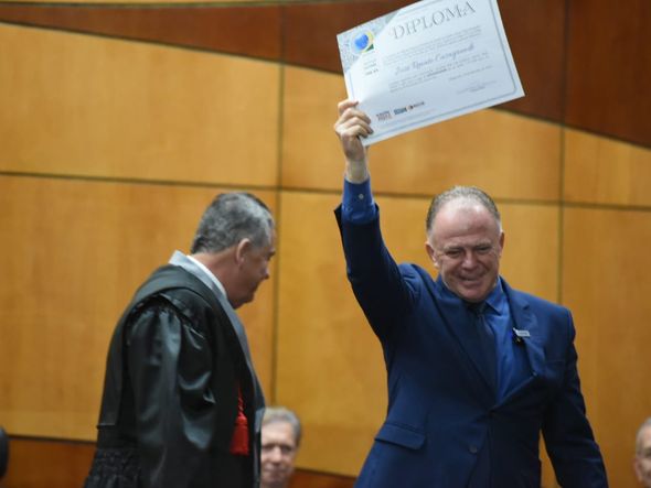 Renato Casagrande foi diplomado pelo TRE por Carlos Alberto Silva