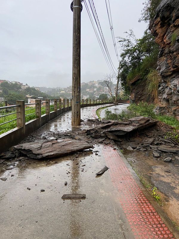Deslizamento de pedras no bairro Amaral por Leitor| A Gazeta 