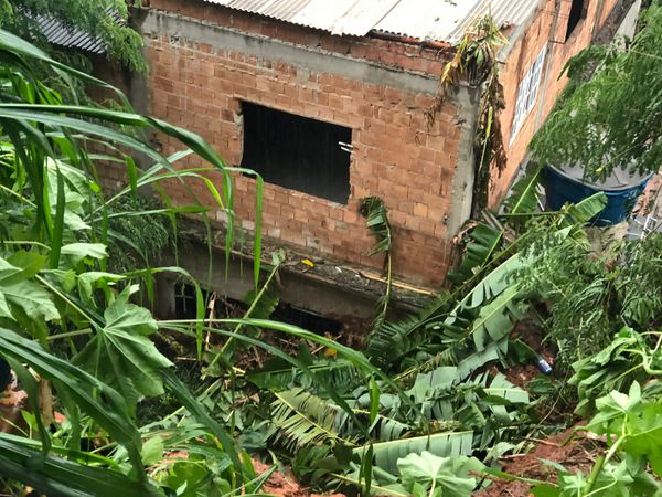 Deslizamento de terra no bairro Baiminas  por Thomaz Albano 