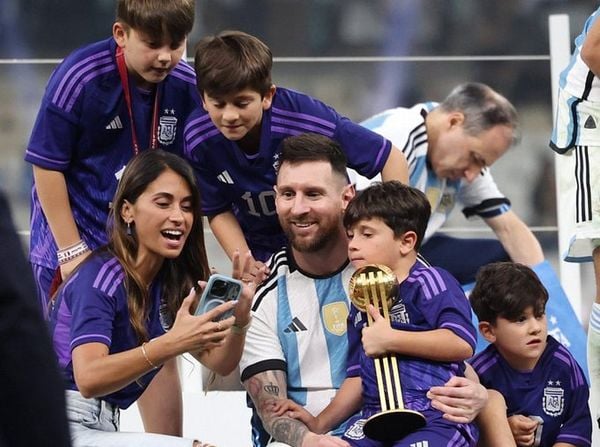 Messi comemora com a mulher, Antonella, e os filhos a conquista da Copa do Mundo do Catar pela Argentina