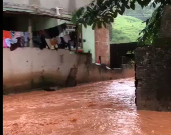 Registro de alagamento no bairro São Geraldo  por Leitor| A Gazeta 