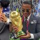 Imagem - Chef da carne de ouro 'persegue' Messi e pega taça dos jogadores