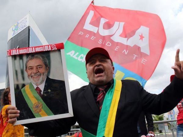 Apoiadores do presidente eleito Luiz Inácio Lula da Silva em ato em frente ao TSE no dia da diplomação