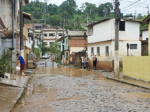 Chuva alaga casas e interdita estradas em Mimoso do Sul