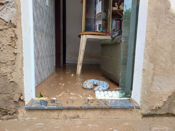 Chuva alaga casas e interdita estradas em Mimoso do Sul por Bruna Hemerly 