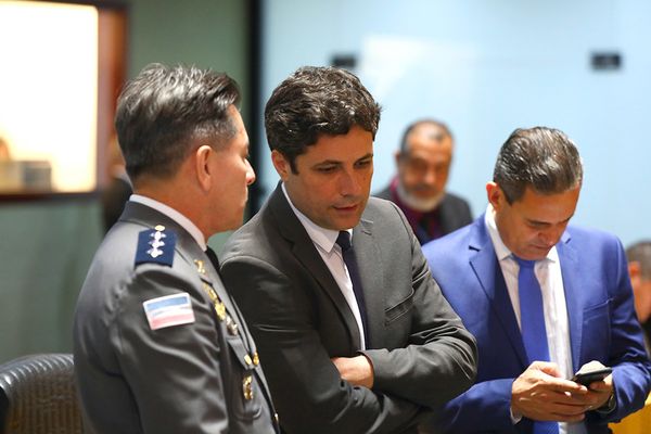 Deputados estaduais Carlos Von (DC) e Capitão Assumção (PL) participam de sessão com tornozeleiras
