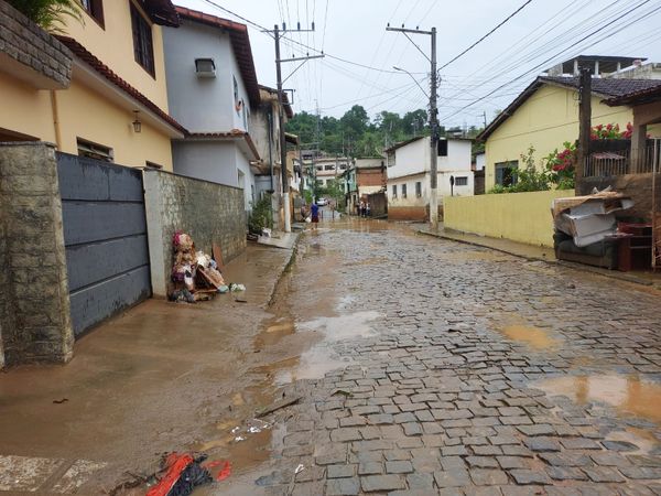 Moradores perderam móveis com a enchente  por Bruna Hemerly 