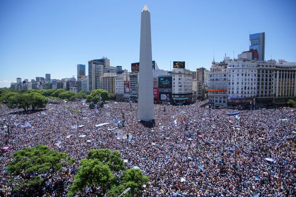 Torcedores esperam a chegada do ônibus   com os jogadores da seleção da     Argentina no entorno do Obelisco