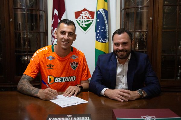Vitor Eudes, goleiro, assina contrato para jogar pelo Fluminense