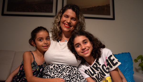 Aline de Almeida e as duas filhas