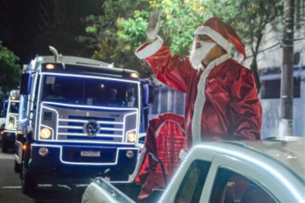 Caminhões de lixo iluminados fazem carreata de Natal em Vitória