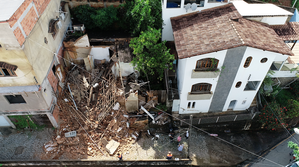 Casa desabou na ladeira Cristo Rei, no Centro de Colatina, na manhã desta quarta-feira (21).