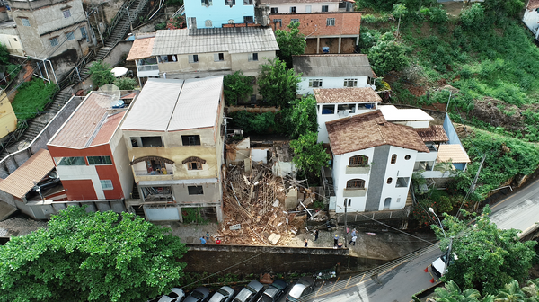 Casa desabou na ladeira Cristo Rei, no Centro de Colatina, na manhã desta quarta-feira (21). por Wando Fagundes