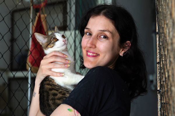Marina Mello, bióloga, cuida de animais resgatados