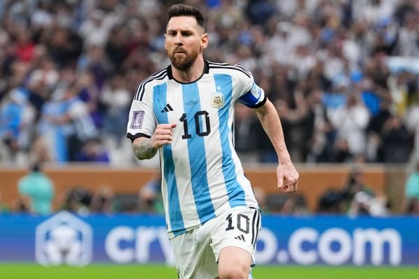 O jogador Lionel Messi (camisa 10), da Argentina, comemora ao marcar seu gol de   pênalti