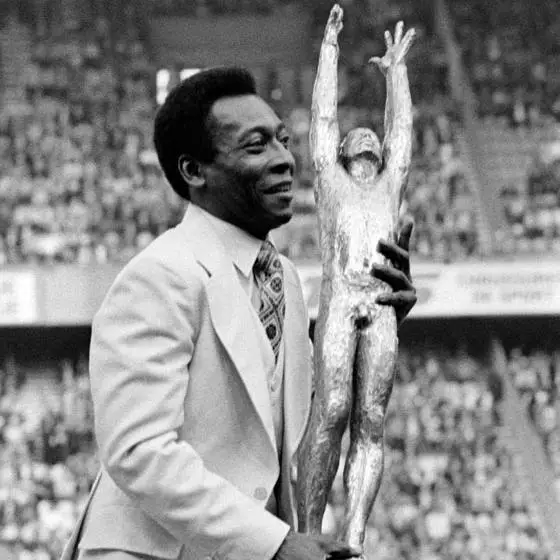 Pelé com o prêmio de Atleta do Século