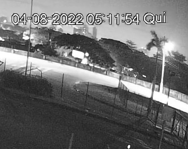 Já às 5h11, o carro do comparsa chega ao Jockey. Logo após, ambos saem andando no clube para eliminar vestígios em outro local, possivelmente onde enterraram a vítima  por Divulgação/Polícia Civil