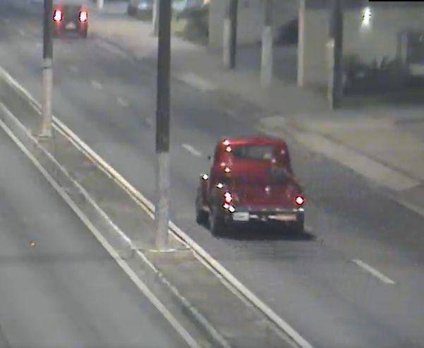 Às 0h52, o mesmo Yaris retorna à boate. Ao mesmo tem, o comparsa dele passa neste carro vermelho na Rodovia do Sol por Divulgação/Polícia Civil