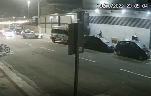 Às 23h05, um Yaris de um dos investigados chega a uma boate. Meia hora depois, o mesmo carro deixou a boate, às 23h36 por Divulgação/Polícia Civil