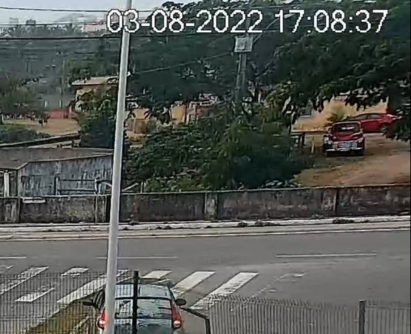 Às 17h08 do dia 3 de agosto, o carro (vermelho e antigo) de um dos investigados já está no Jockey  por Divulgação/Polícia Civil