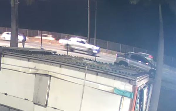 Às 18h48, 1m47 s depois, o carro de Marvila passa em frente ao Shopping Boulevard, em direção à Grande Terra Vermelha por Divulgação/Polícia Civil