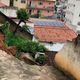 Imagem - Rua desmorona devido à chuva no ES e quase atinge casas em Colatina