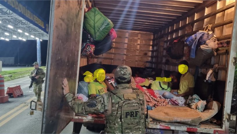 Caminhão com 31 turistas de Minas Gerais no baú é flagrado na BR 262 