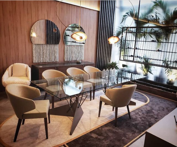 A sala de jantar da Casacor Espírito Santo 2018 conta com detalhes que estabelecem uma relação sensorial do homem com a natureza, reforçando o conceito de 