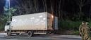 Caminhão com 31 turistas de Minas Gerais no baú é flagrado na BR 262 (Divulgação/ PRF )