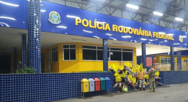 Caminhão com 31 turistas de Minas Gerais no baú é flagrado na BR 262  por Divulgação/ PRF 