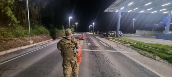 Caminhão com 31 turistas de Minas Gerais no baú é flagrado na BR 262  por Divulgação/ PRF 