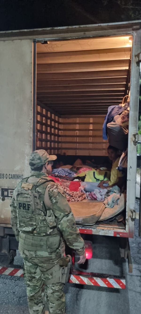 Caminhão com 31 turistas de Minas Gerais no baú é flagrado na BR 262  por Divulgação/ PRF 