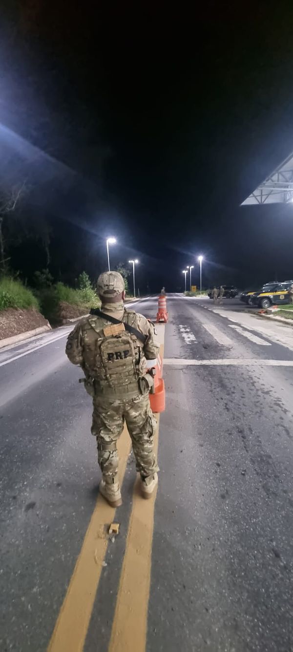 Caminhão com 31 turistas de Minas Gerais no baú é flagrado na BR 262  por Divulgação/ PRF 