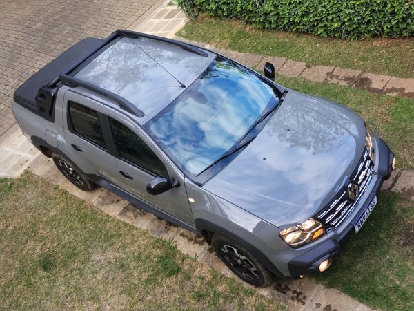 A top Outsider agrega grade frontal com detalhes cromados, alargadores de para-lama e santantônio por Renault/Divulgação