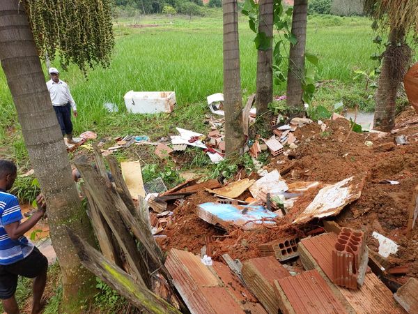 Menina de 5 anos morre após casa ser soterrada em Ibitirama por Bruna Hemerly 