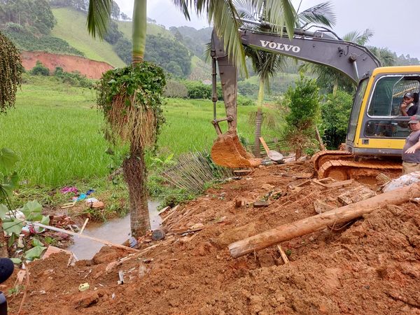 Menina de 5 anos morre após casa ser soterrada em Ibitirama por Bruna Hemerly 