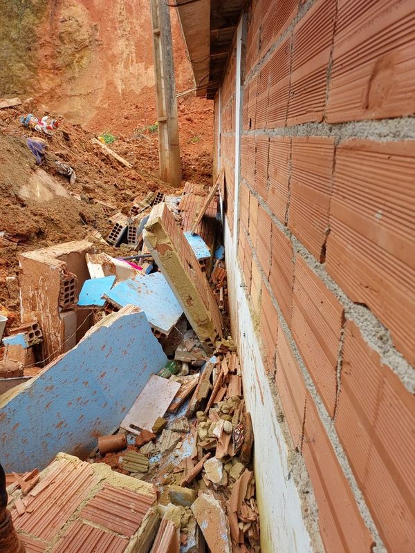 Menina de 5 anos morre após casa ser soterrada em Ibitirama por Bruna Hemerly 