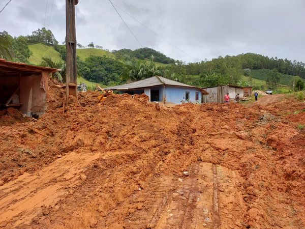 Menina de 5 anos morre após casa ser soterrada em Ibitirama por Bruna Hemerly 