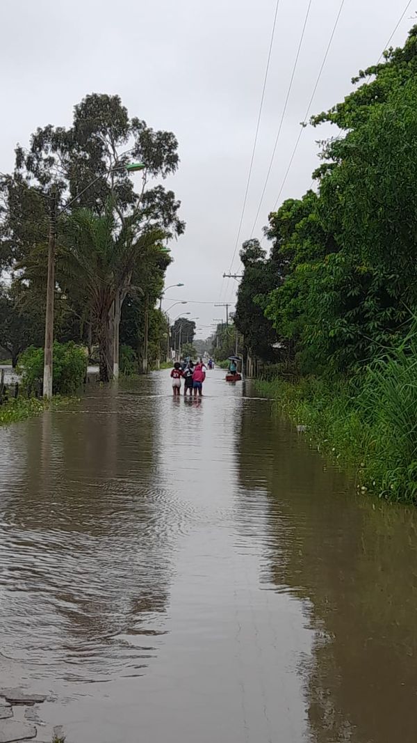 No bairro, Pedra D'Água, na região dos pescadores, os moradores também precisam enfrentar a água