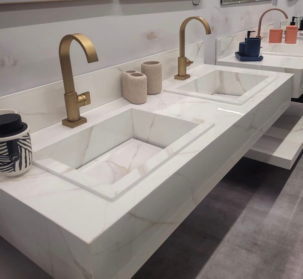 Bancadas de banheiro com revestimento em porcelanato